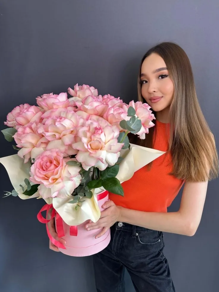 Композиция в коробке из 13 роз (60 см) от Bant