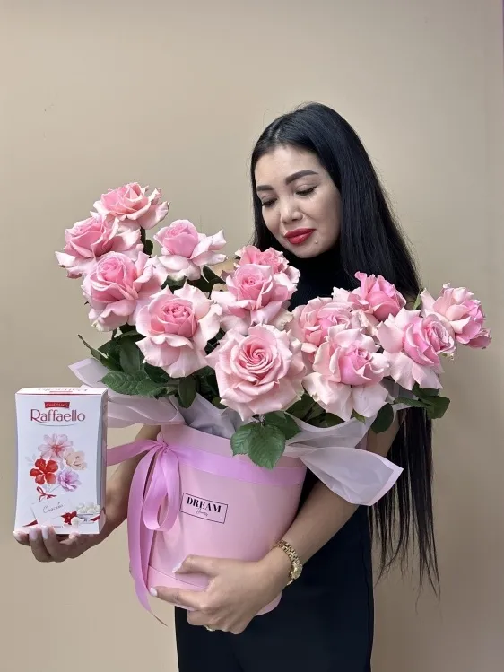 Композиция со сладостями из 13 роз (50 см) от Bant