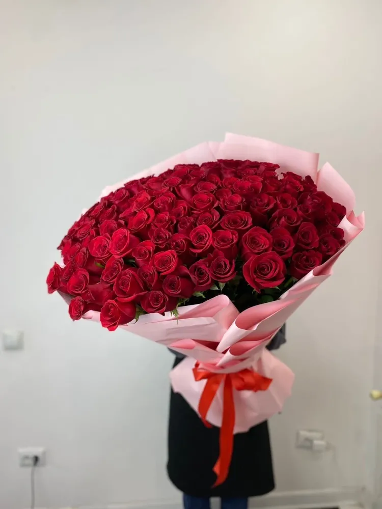 Монобукет из 101 розы (100 см) с открыткой от La Buket
