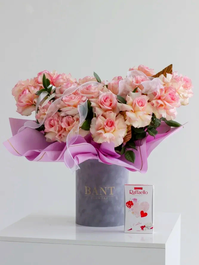 Композиция из 25 роз (55 см) с открыткой от Bant