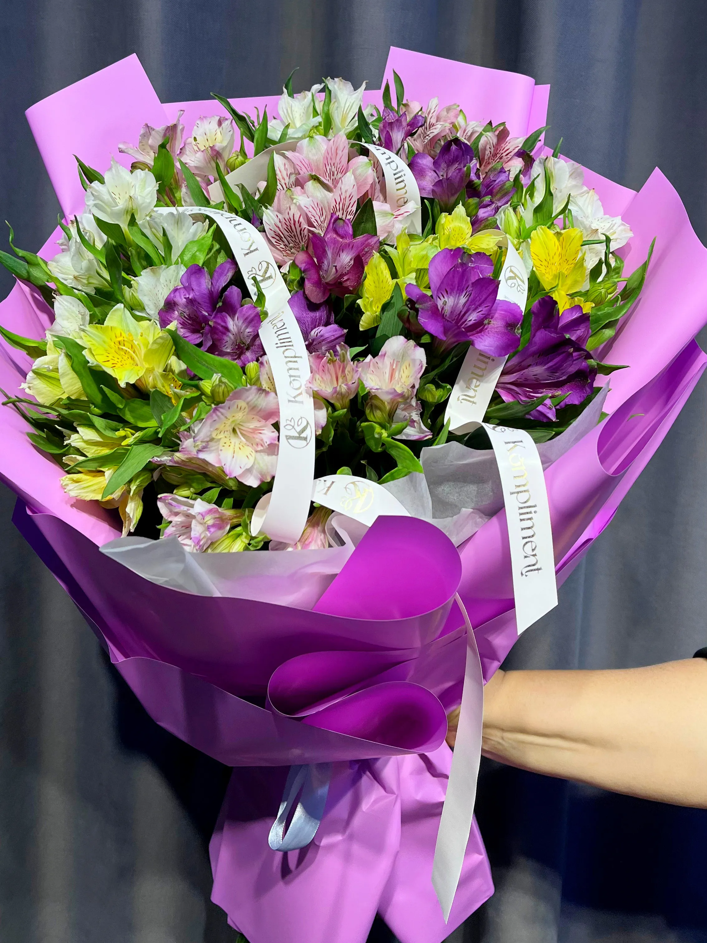 "Весенний вальс" Альстромерия от Kompliment flowers